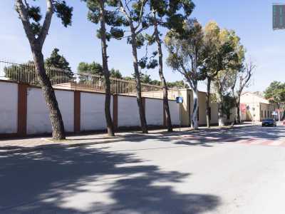 Proseguiamo su via Fanelli in direzione Valenzano: sulla sinistra una serie di villette, sulla destra costeggiamo invece il lungo muro perimetrale della Caserma Vitrani